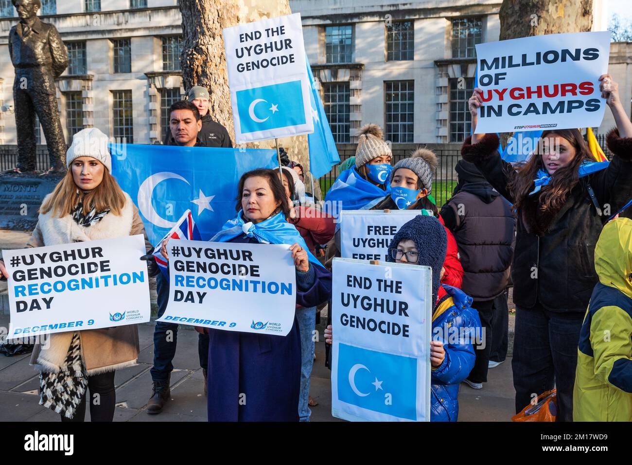 Londra, Regno Unito. 10th dicembre 2022. In occasione della Giornata internazionale dei diritti umani del 74th, il Tibet libero e i loro alleati di Hongkonger, Uighur e cinesi si sono riuniti di fronte a Downing Street per protestare contro l'autoritarismo del Partito comunista cinese (Pcc) e la mancanza di rispetto per le libertà civili, gli attacchi alla cultura tibetana e al buddismo e il genocidio del popolo Uighur. I manifestanti e gli attivisti hanno poi marciato attraverso il centro di Londra per continuare la loro protesta contro l'ambasciata cinese. Credit: Stephen Bell/Alamy Live News. Foto Stock