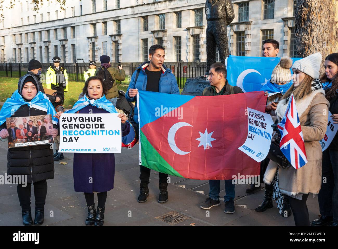 Londra, Regno Unito. 10th dicembre 2022. In occasione della Giornata internazionale dei diritti umani del 74th, il Tibet libero e i loro alleati di Hongkonger, Uighur e cinesi si sono riuniti di fronte a Downing Street per protestare contro l'autoritarismo del Partito comunista cinese (Pcc) e la mancanza di rispetto per le libertà civili, gli attacchi alla cultura tibetana e al buddismo e il genocidio del popolo Uighur. I manifestanti e gli attivisti hanno poi marciato attraverso il centro di Londra per continuare la loro protesta contro l'ambasciata cinese. Credit: Stephen Bell/Alamy Live News. Foto Stock