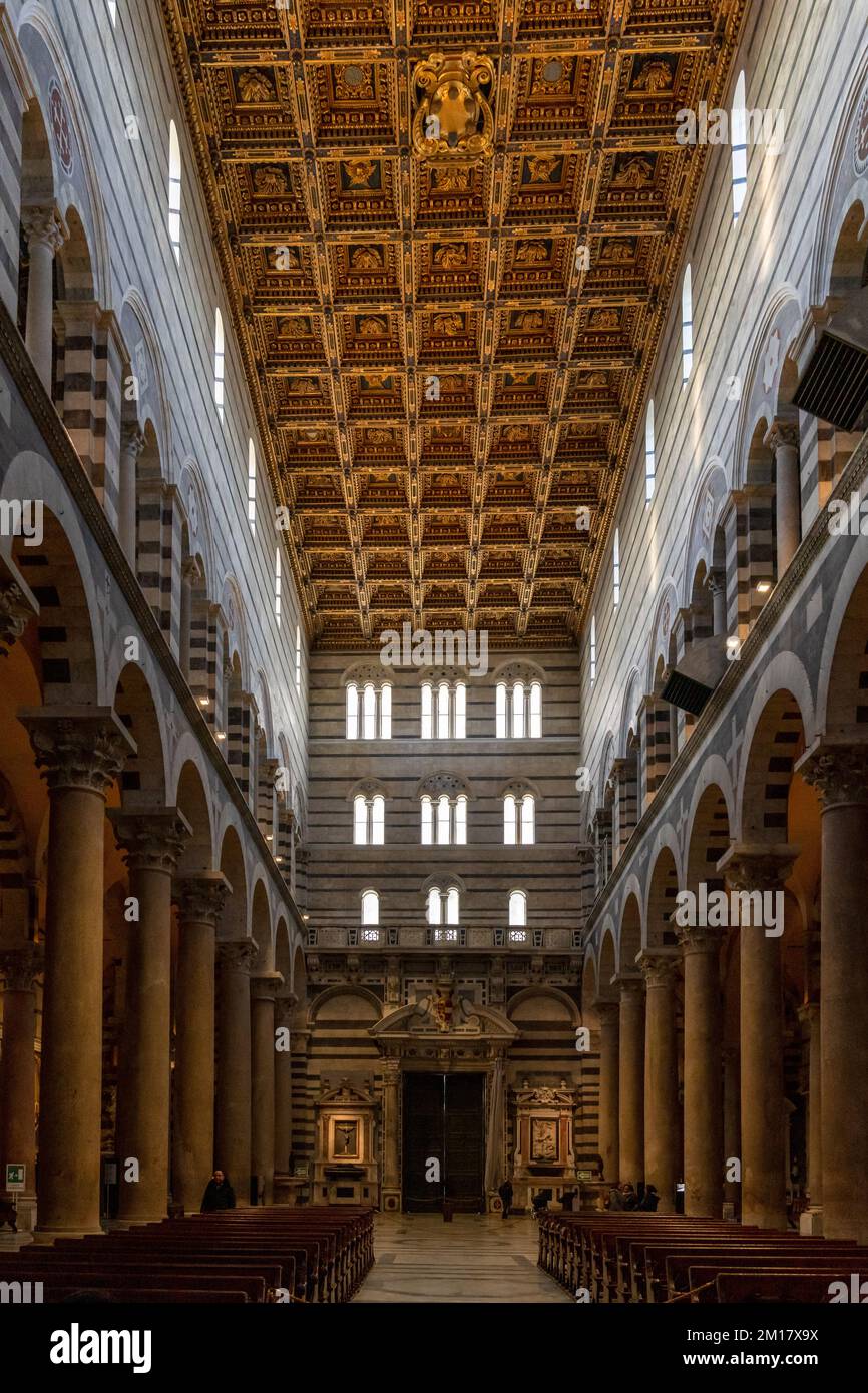 Pisa, Italia - 30 novembre, 2022: Vista sul soffitto del cassettiere all'interno del Duomo medievale di Pisa Foto Stock