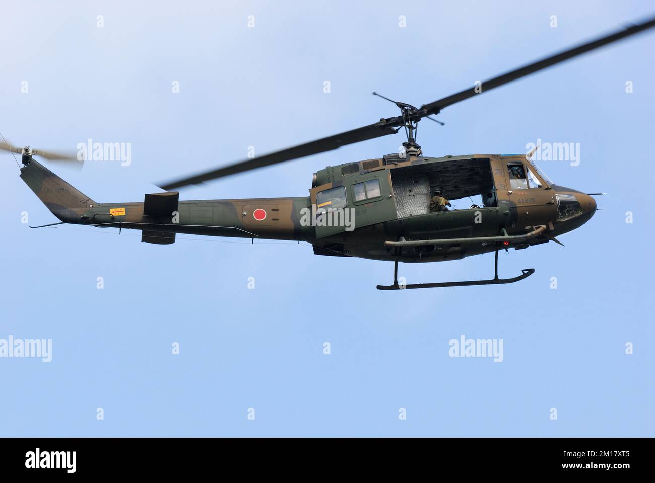 Prefettura di Shizuoka, Giappone - 10 luglio 2011: Elicottero Iroquois di servizio della Campana di Self-Defense di terra del Giappone UH-1J. Foto Stock