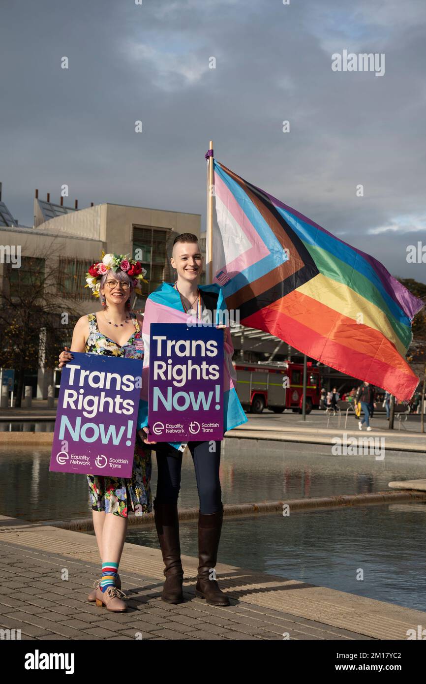 Ott 27 2022. Gli attivisti della Pro Trans Rights protestano contro il Parlamento scozzese a Holyrood, Edimburgo, Scozia Foto Stock
