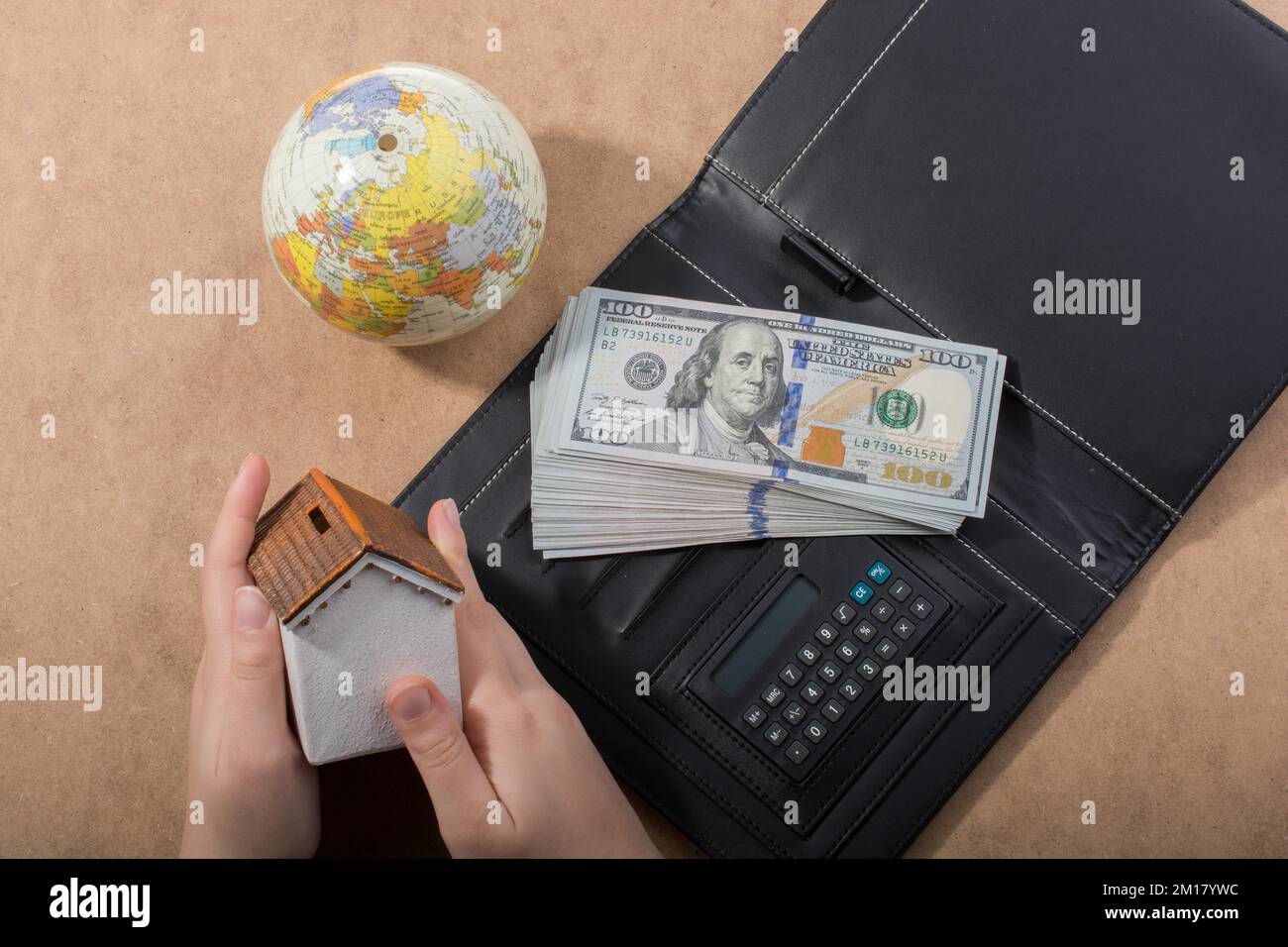 Mano che tiene le banconote del dollaro americano isolate su fondo di legno Foto Stock