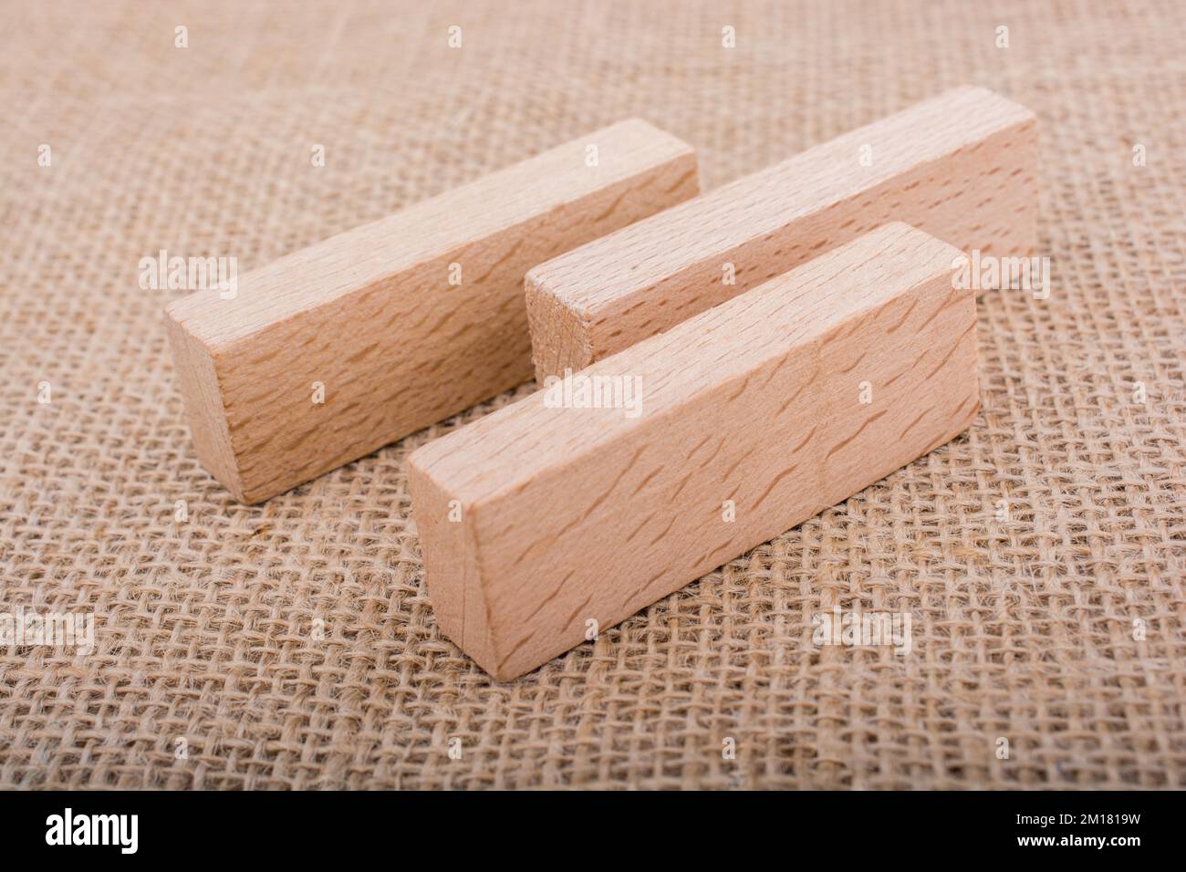 domino di legno su un fondo di tela di lino Foto Stock