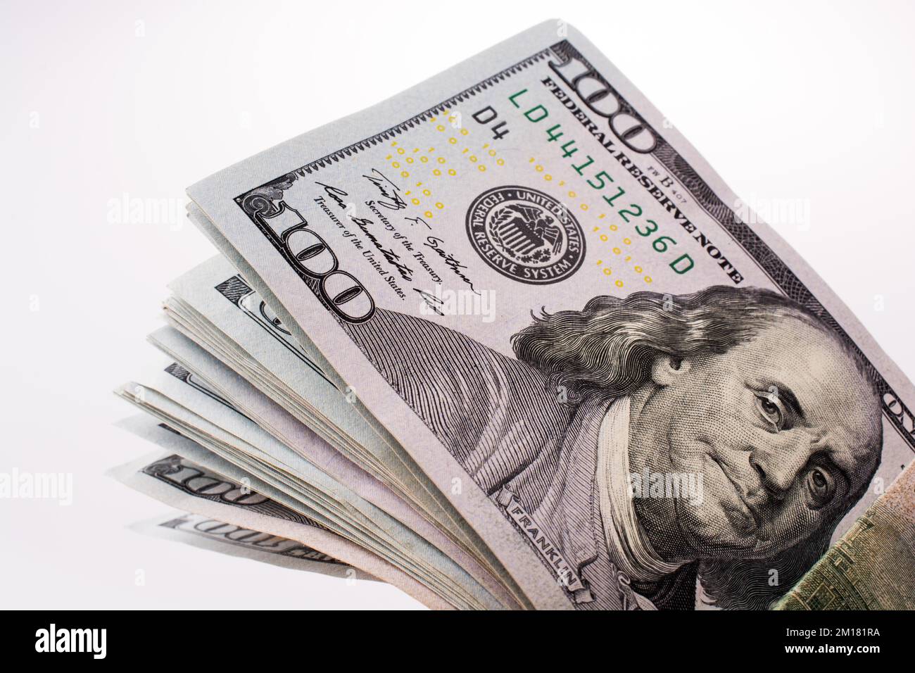Banconote americane da 100 dollari di carta su sfondo bianco Foto Stock
