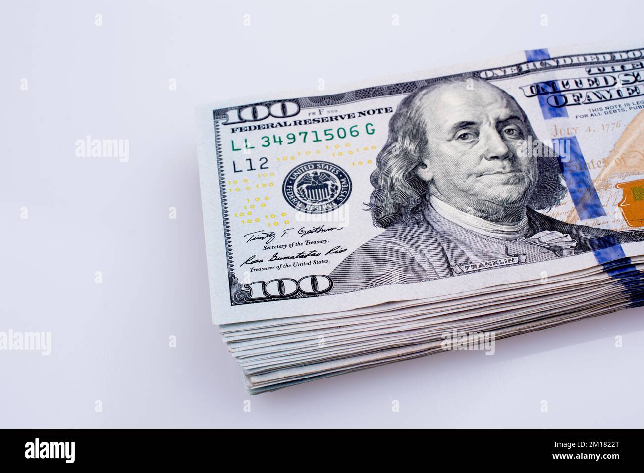 Banconote americane da 100 dollari di carta su sfondo bianco Foto Stock