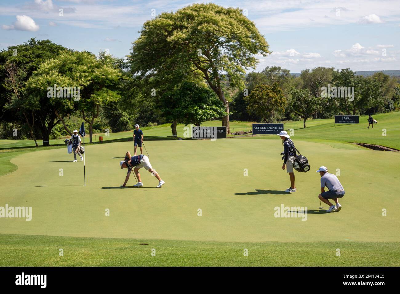 Golfista che segna la sua palla sul green 14th durante il campionato di golf Alfred Dunhill a Leopard Creek durante il primo turno del 8 dicembre 2022 Foto Stock