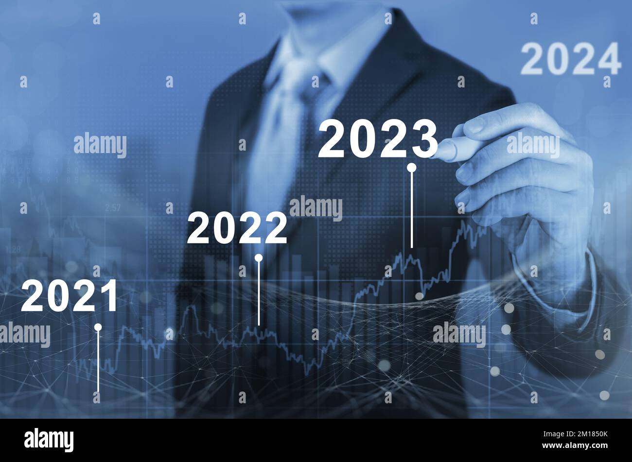 Sviluppo di una crescita economica di successo nel 2022, concetto 2023-2024. Business previsione analisi piano grafico di profitto con penna e aumento di posi Foto Stock