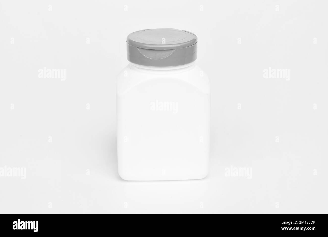 vasetto di medicina di colore bianco isolato su sfondo bianco, vitamina Foto Stock