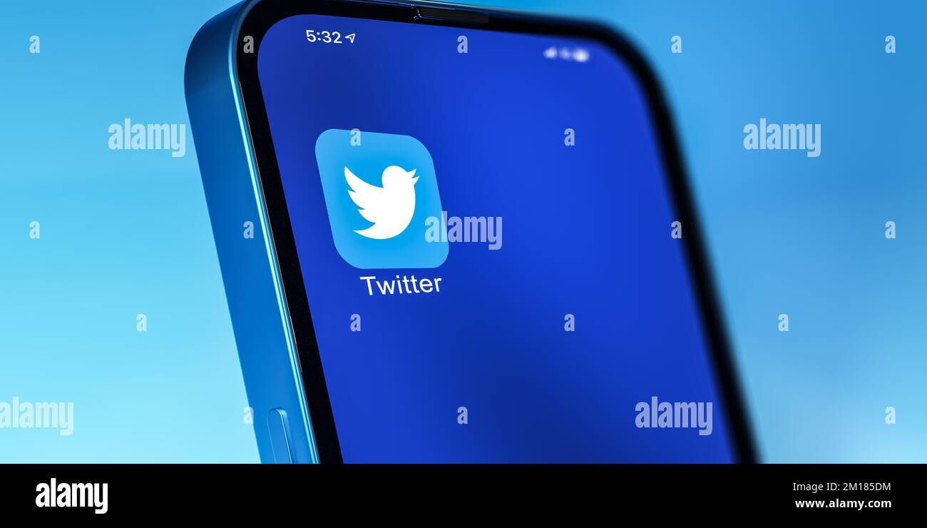 New York, USA - 30 novembre 2022: Icona del logo Twitter sullo smartphone Twitter è un servizio di microblogging e social networking di proprietà di Elon Musk . Registrati Foto Stock