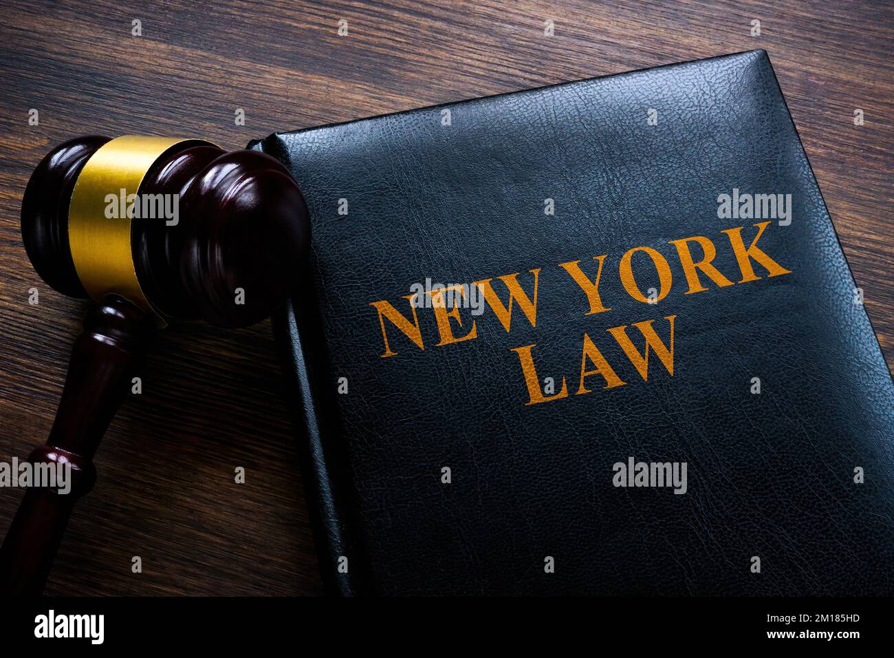 Libro di legge di New York con il gavel sulla superficie di legno. Foto Stock