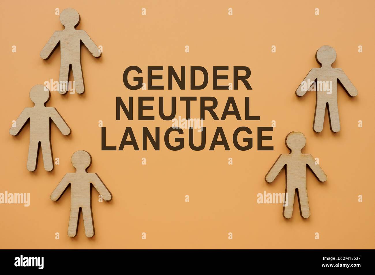 Figurine in legno e iscrizione linguaggio neutro di genere. Foto Stock