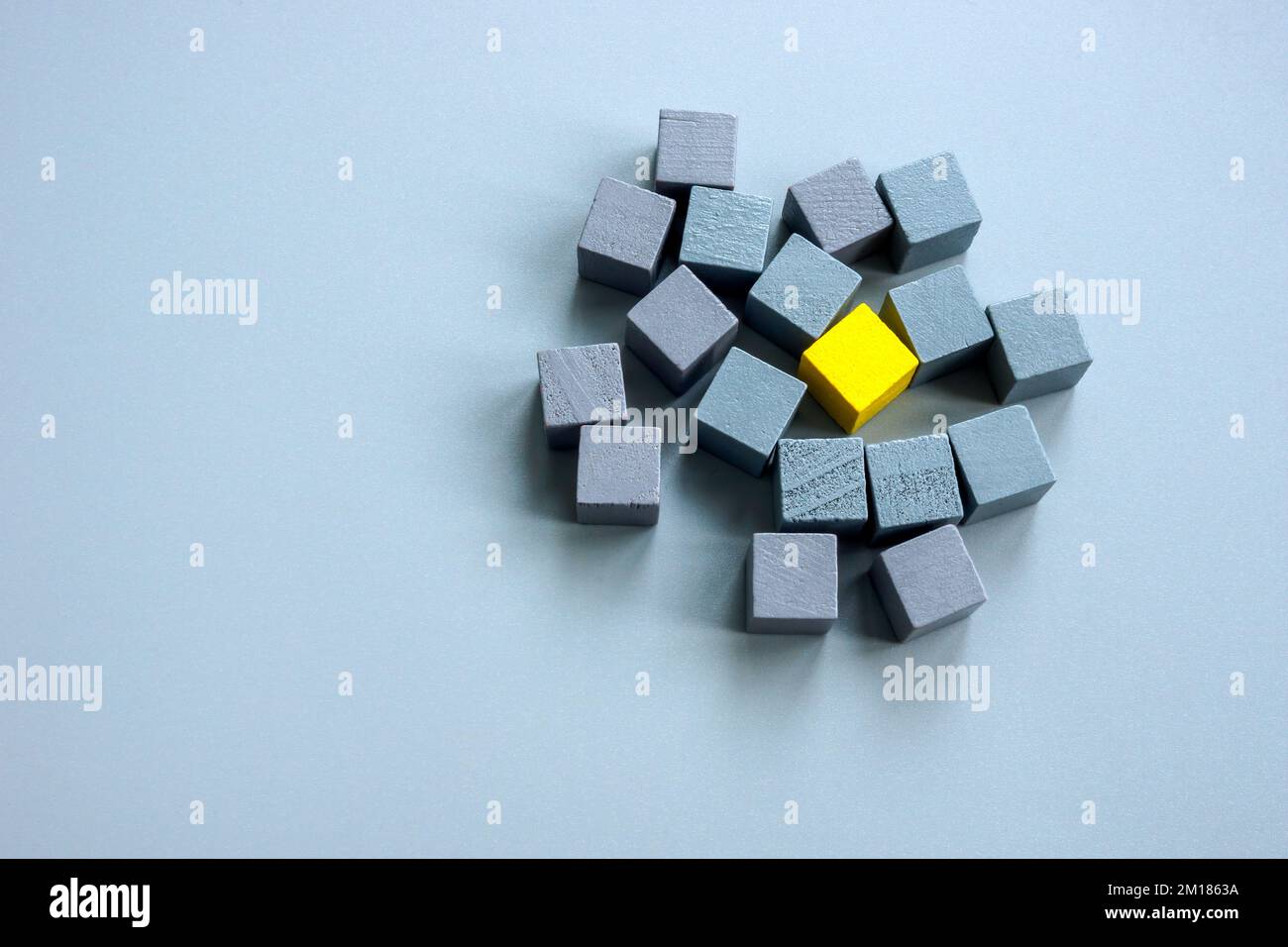 Essere diverso e concetto unico. Cubo giallo circondato da quelli grigi. Foto Stock