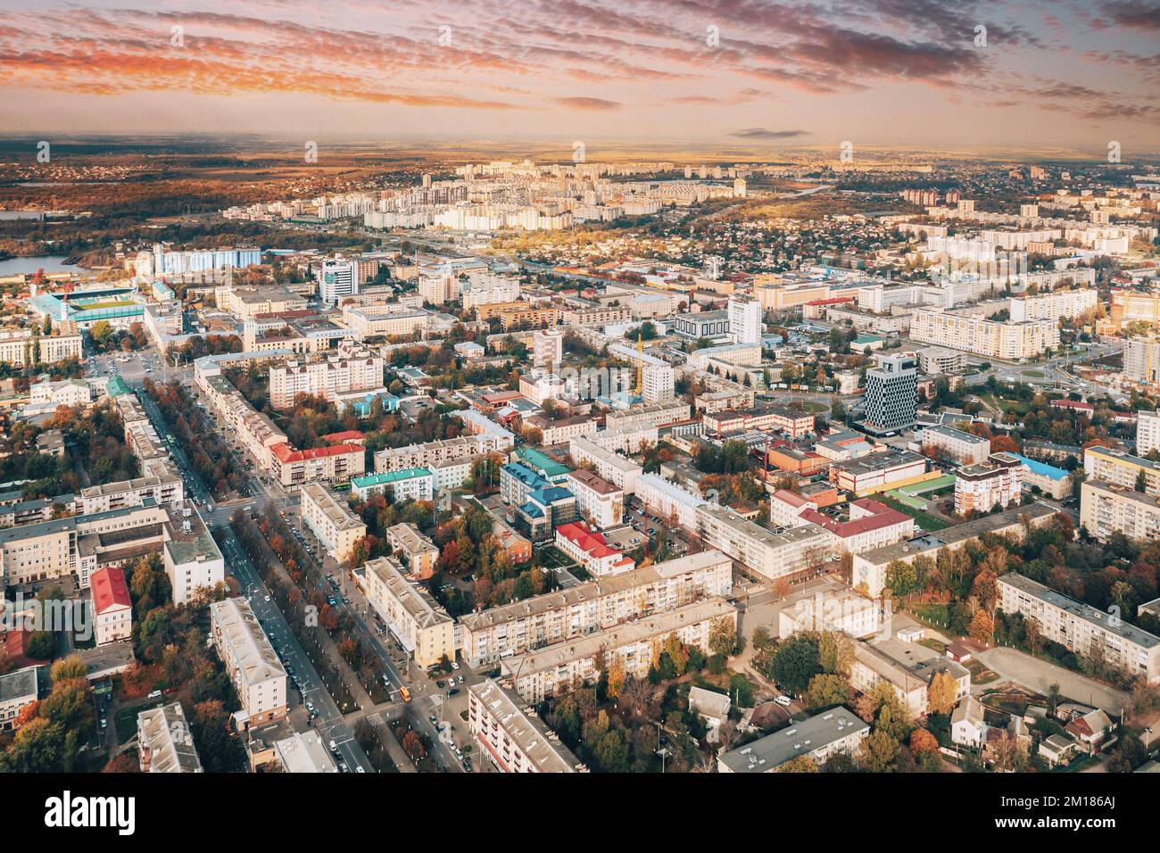 Vista aerea dello skyline di Hamiel nel giorno d'autunno. Spettacolare cielo sul quartiere residenziale. Vista dall'alto di Gomel, Bielorussia Foto Stock