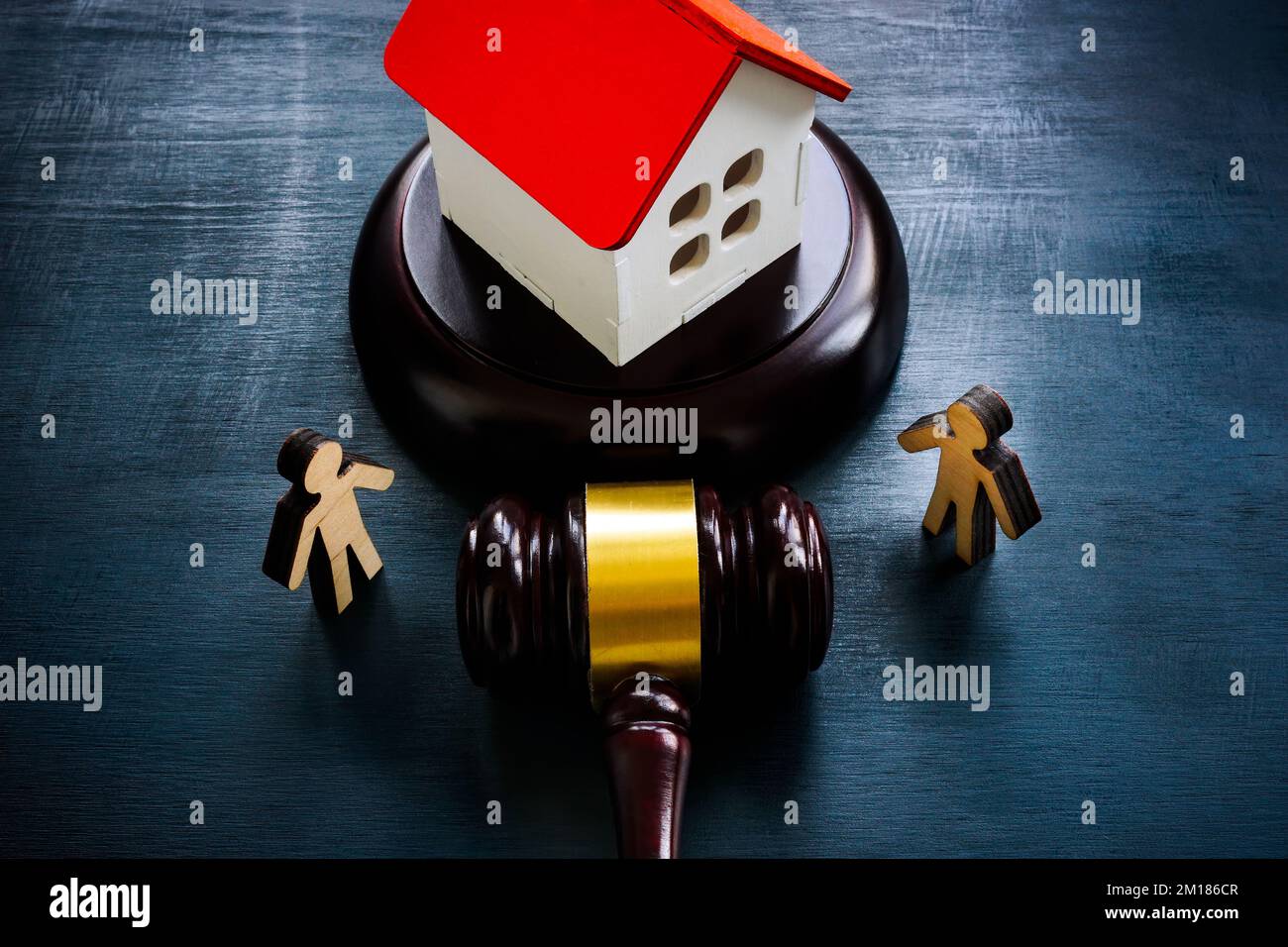 Figurine, un modello di una casa e di un gavel, come concetto di diritto di successione. Foto Stock