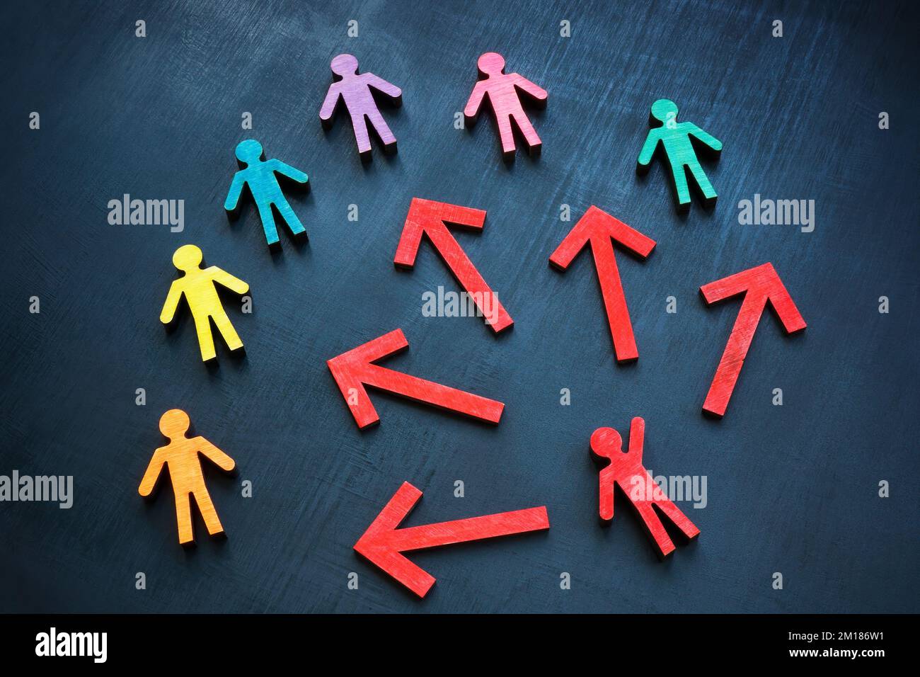 Figure colorate e rosse con frecce. Comunicazione inclusiva e concetto di leadership. Foto Stock