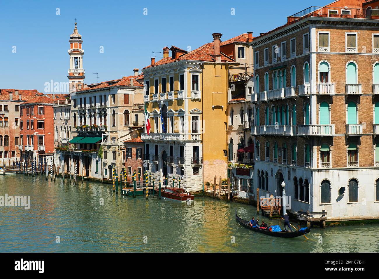 Vista delle antiche facciate della città di Venezia vicino al canale, Venezia, Italia Foto Stock