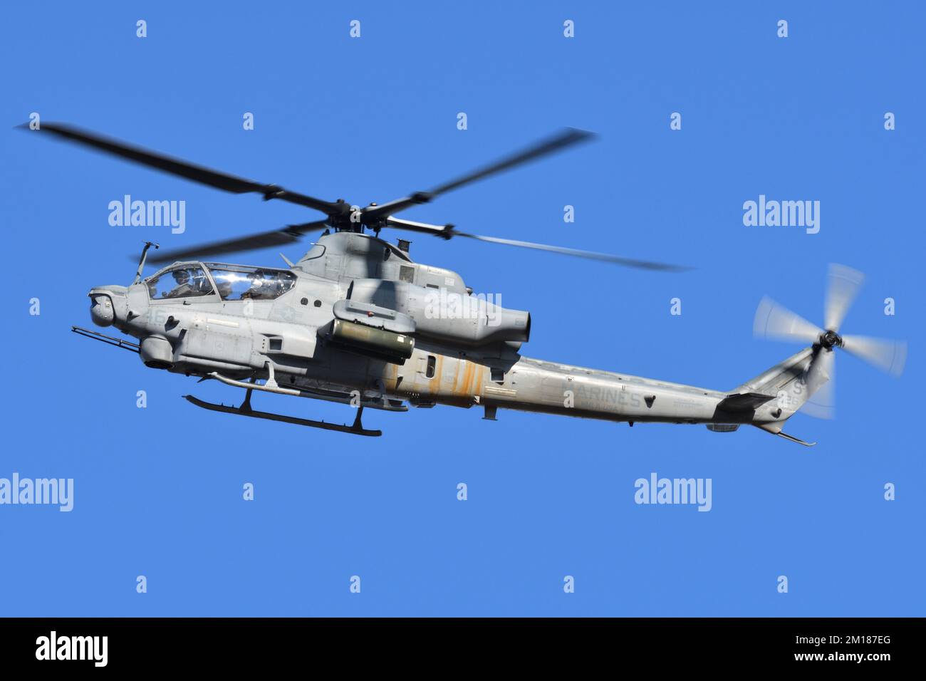 Prefettura di Kanagawa, Giappone - 18 dicembre 2021: CORPO dei MARINE DEGLI STATI UNITI Bell AH-1Z elicottero Viper Attack da HMLA-369 Gunfighters. Foto Stock