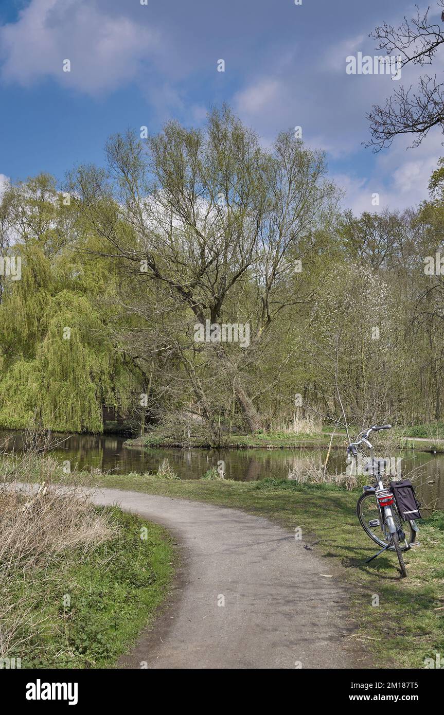 Sentiero a Nette River nel Parco Naturale di Schwalm Nette, regione del basso Reno, Germania Foto Stock