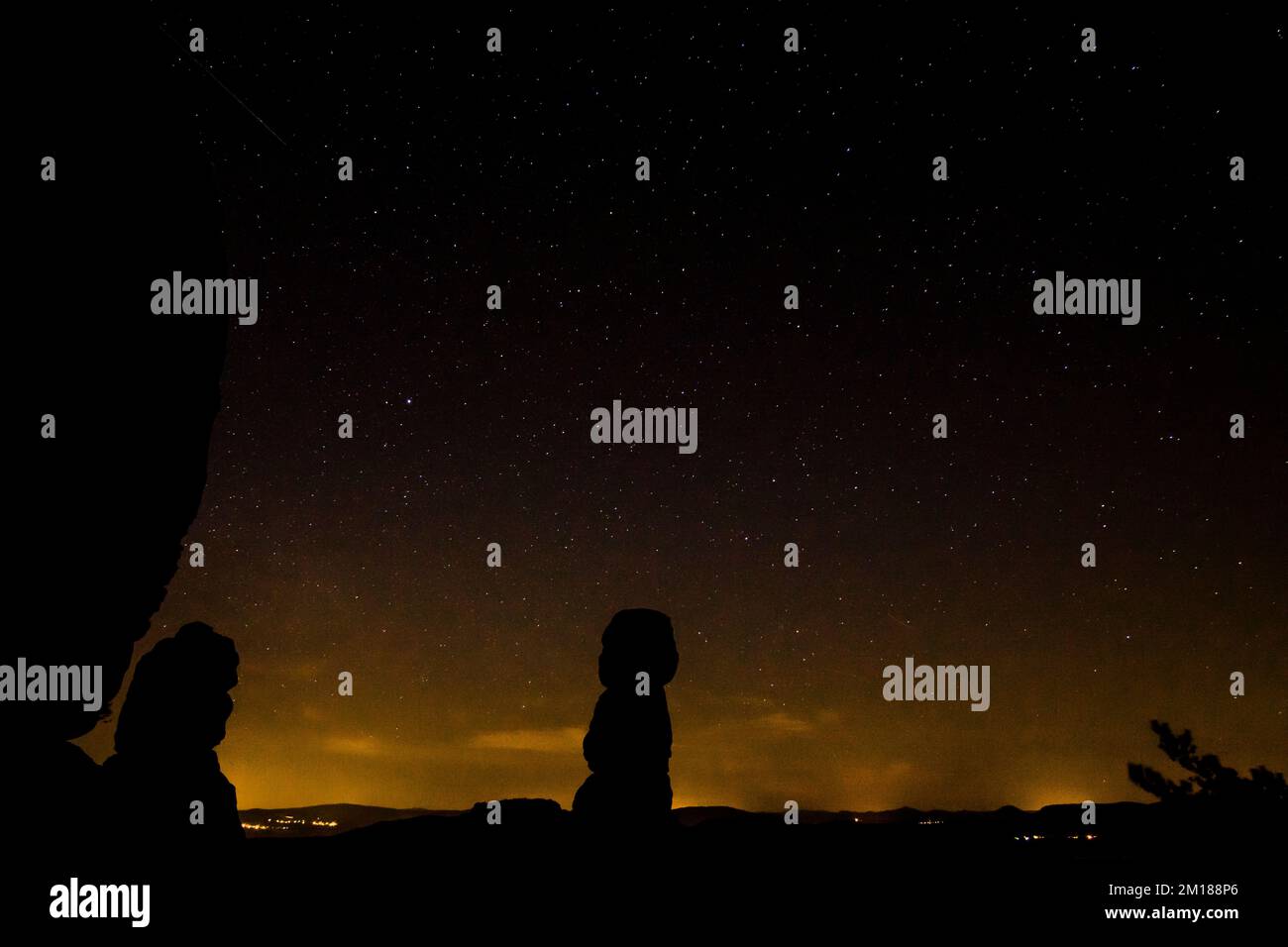 La famosa formazione rocciosa Babarine si trova a Pfaffenstein, visto di notte con cielo stellato Foto Stock