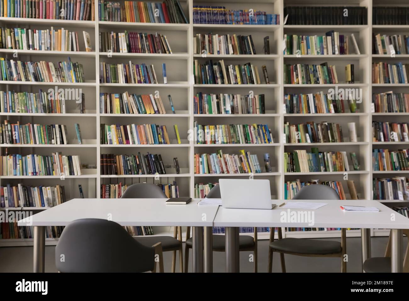 Interno biblioteca pubblica senza persone e librerie Foto Stock