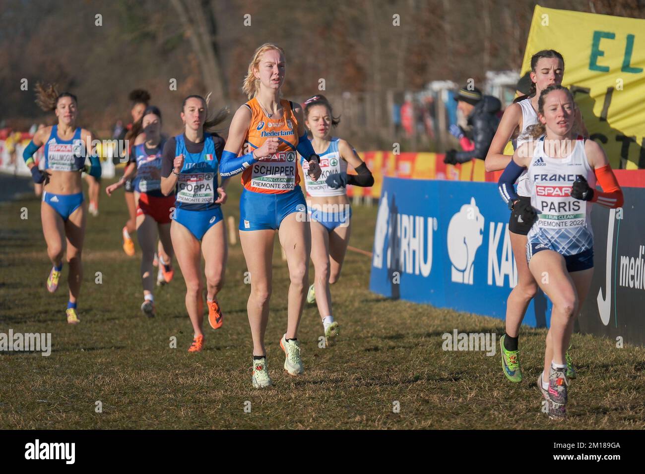 TORINO, ITALIA - DICEMBRE 11: Dione Schipper dei Paesi Bassi in gara per la U20 Women Race durante i Campionati europei di fondo il 11 Dicembre 2022 a Torino (Foto di Federico Tarito/BSR Agency) Credit: BSR Agency/Alamy Live News Foto Stock