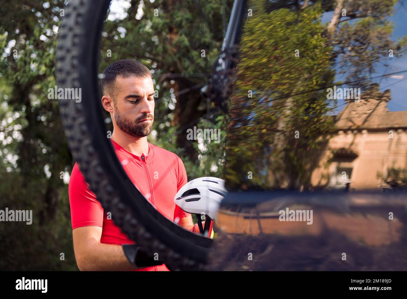 uomo vestirsi accanto al suo furgone per andare in bicicletta Foto Stock