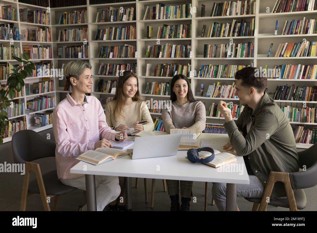 Buon brainstorming di studenti diversi della scuola superiore sul progetto di gruppo Foto Stock