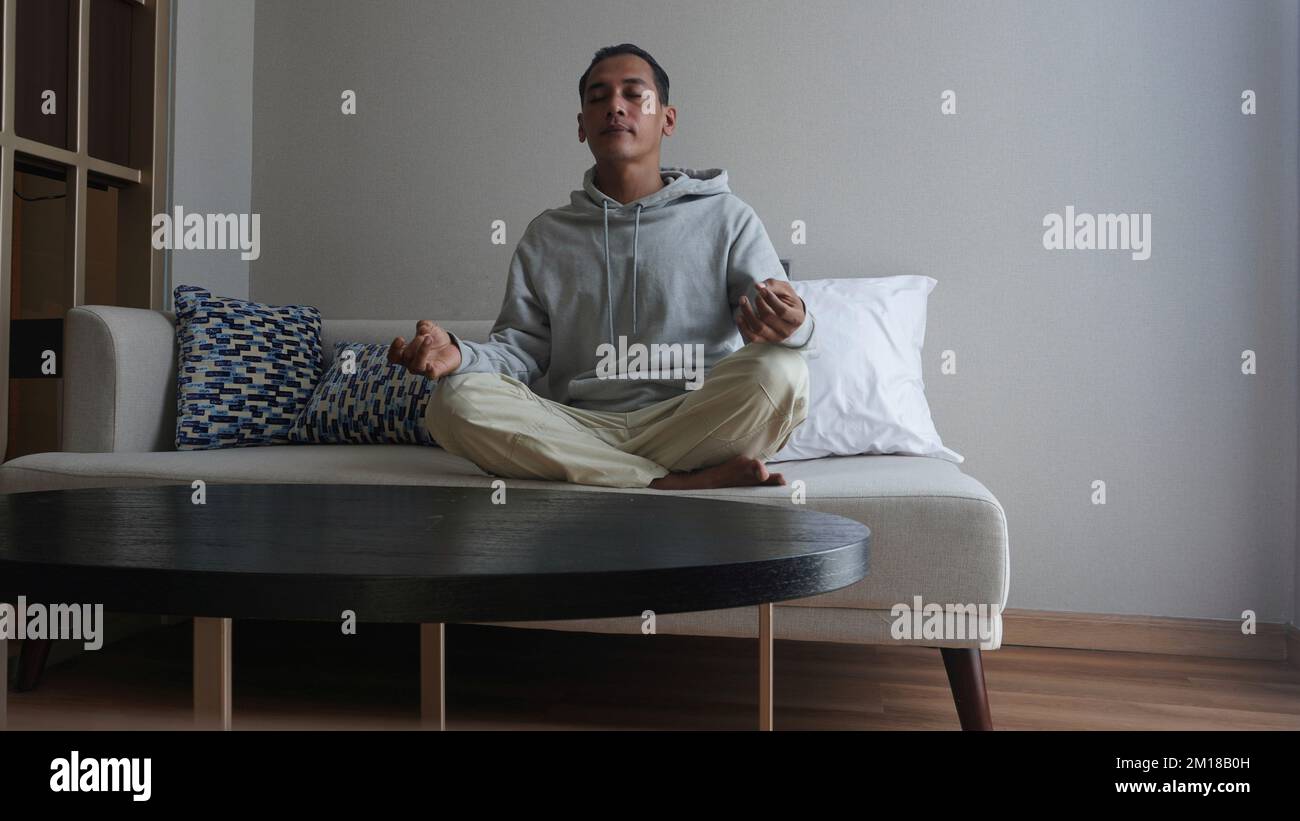Attività a casa rilassante meditazione yoga. Contemplazione di sé per la pace e la salute Foto Stock