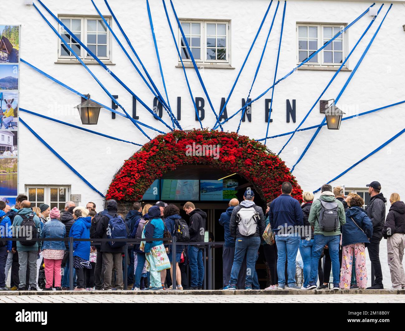 Fløibanen, funivia di montagna, porta le persone in cima alla montagna offrendo viste su Bergan, Bergan, Norvegia, Scandinavia, Europa. Foto Stock