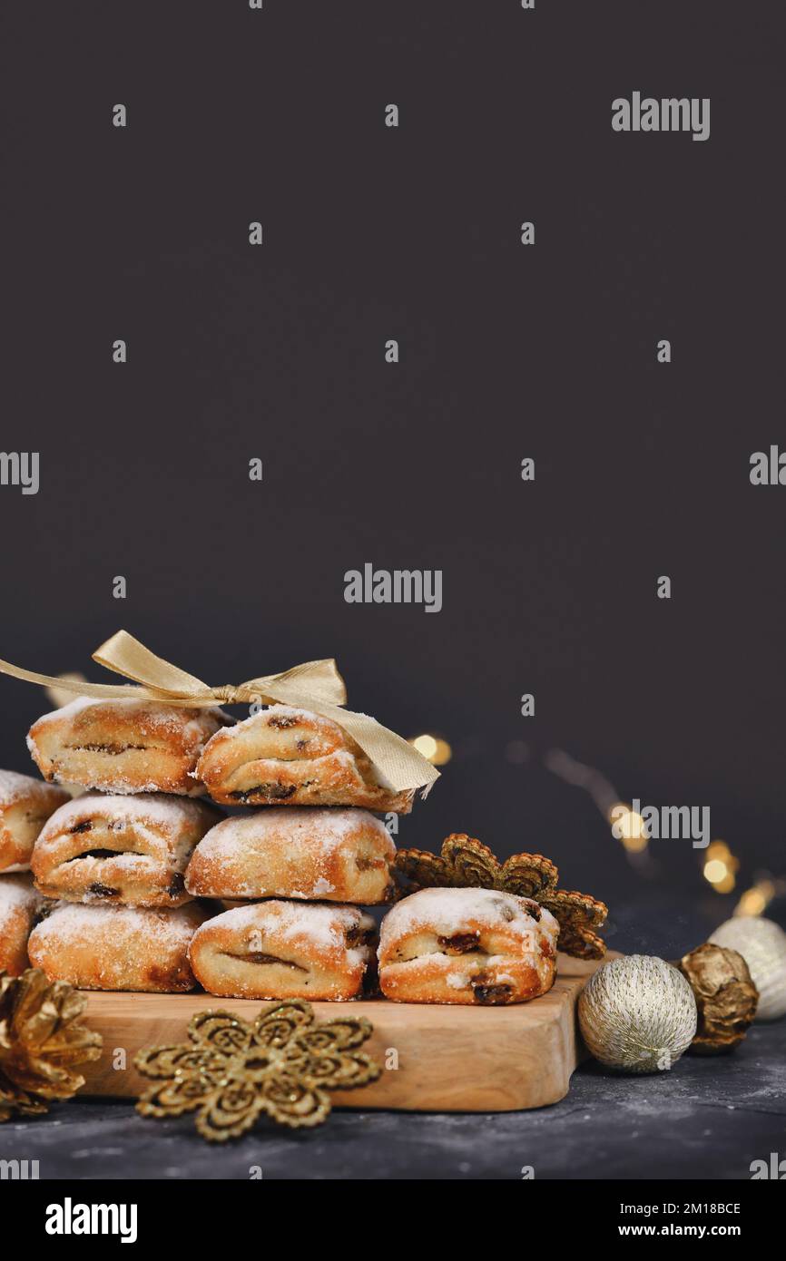 Piccoli pezzi di torta Stollen tedesca, un pane di frutta con noci, spezie e frutta secca con zucchero a velo tradizionalmente servito durante il periodo natalizio Foto Stock