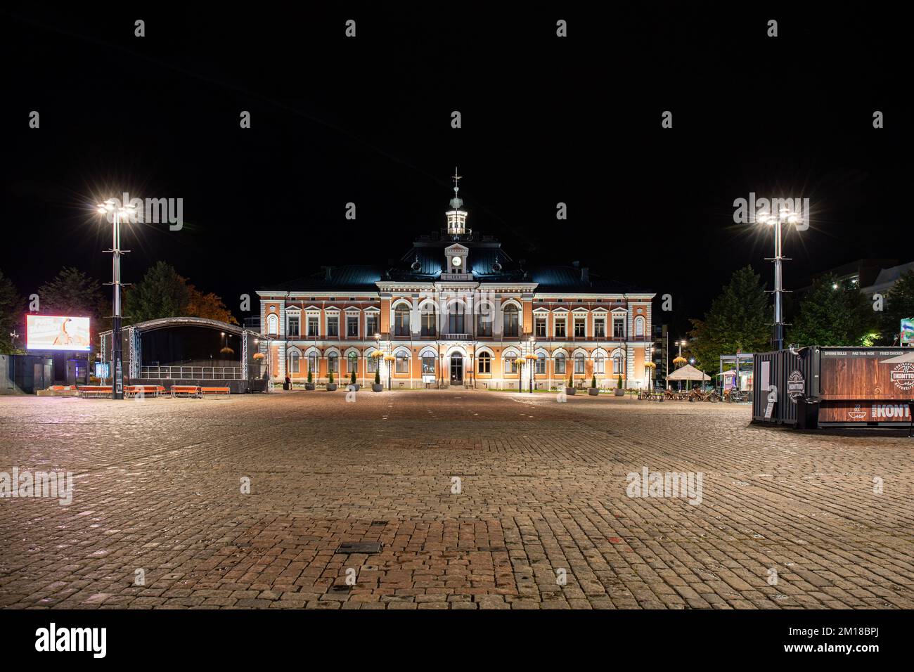 Kuopion tori o piazza del mercato di Kuopio e municipio dopo il tramonto, progettato da Frans Sjöström e Josef Stenbäck (1886), in Kuopio Finlandia Foto Stock