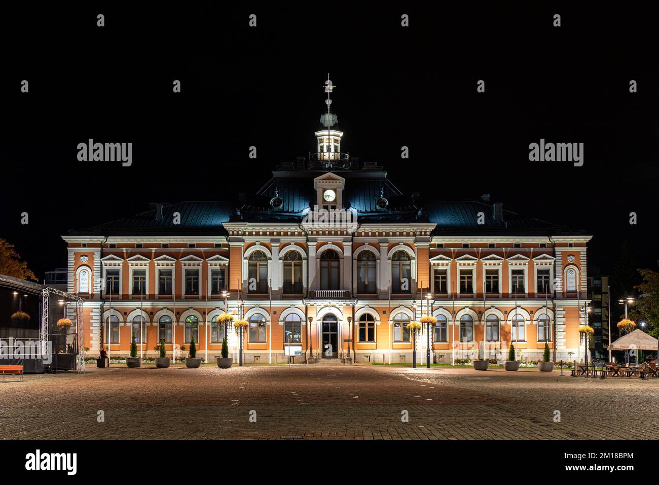 Municipio di Kuopio in stile neo-rinascimentale, progettato da Frans Sjöström e Josef Stenbäck (1886), dopo il tramonto a Kuopio, Finlandia Foto Stock