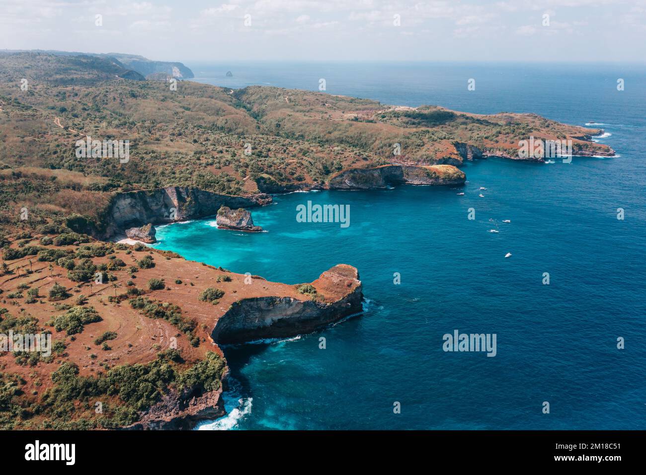 Costa con scogliere rocciose e l'oceano a Nusa Penida Foto Stock