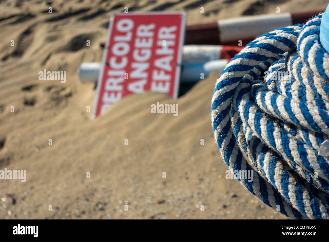 Fune per barriera e cartello segnaletico Foto Stock