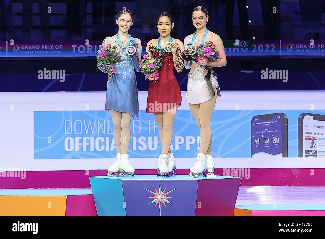 Torino, Italia. 10th Dec, 2022. Premiazioni cerimonia delle Donne del Gran Premio di Figura finale di Pattinaggio Torino 2022 (Italia) Credit: Independent Photo Agency/Alamy Live News Foto Stock