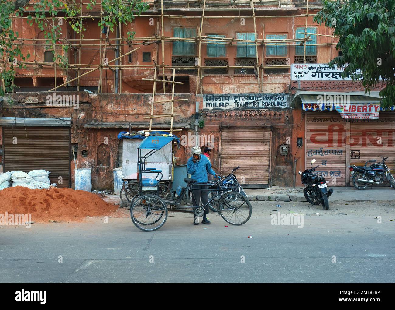 Taxi di bicicletta da un cantiere di costruzione - Jaipur, India Foto Stock