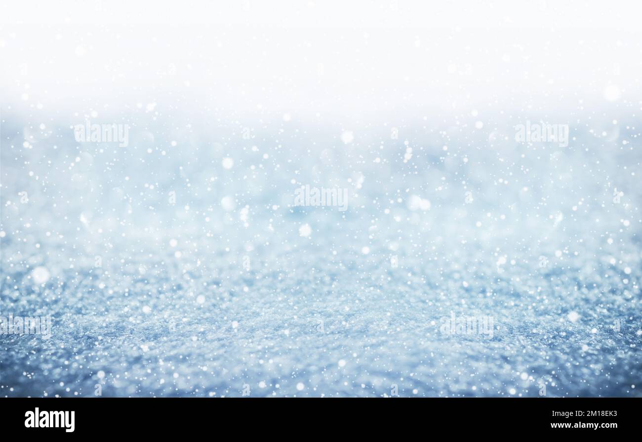 Astratto Natale sfondo sfocato, inverno sfondo bianco con caduta di neve. Foto di alta qualità Foto Stock