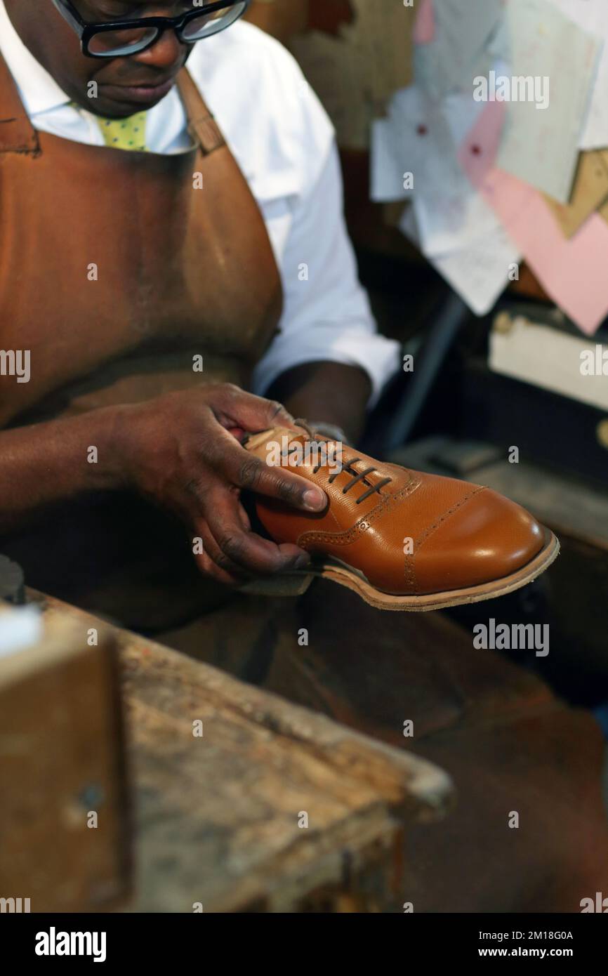 Il calzolaio di John Lobb produce scarpe di pelle marrone, St James Street, Londra, Regno Unito Foto Stock