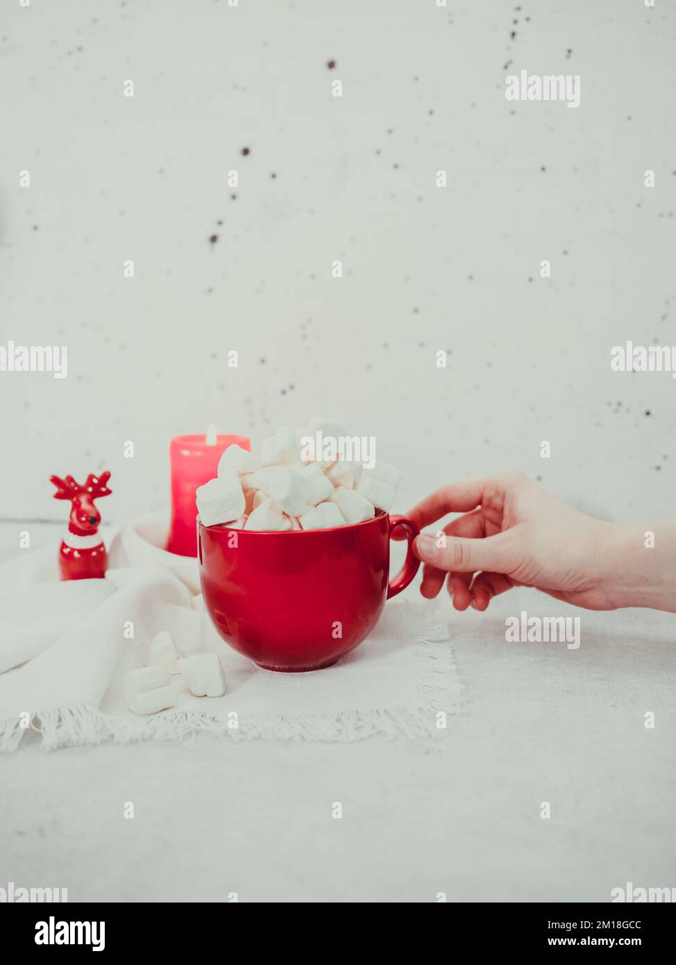 Natale biglietto di auguri rosso tazza con marshmallows Foto Stock