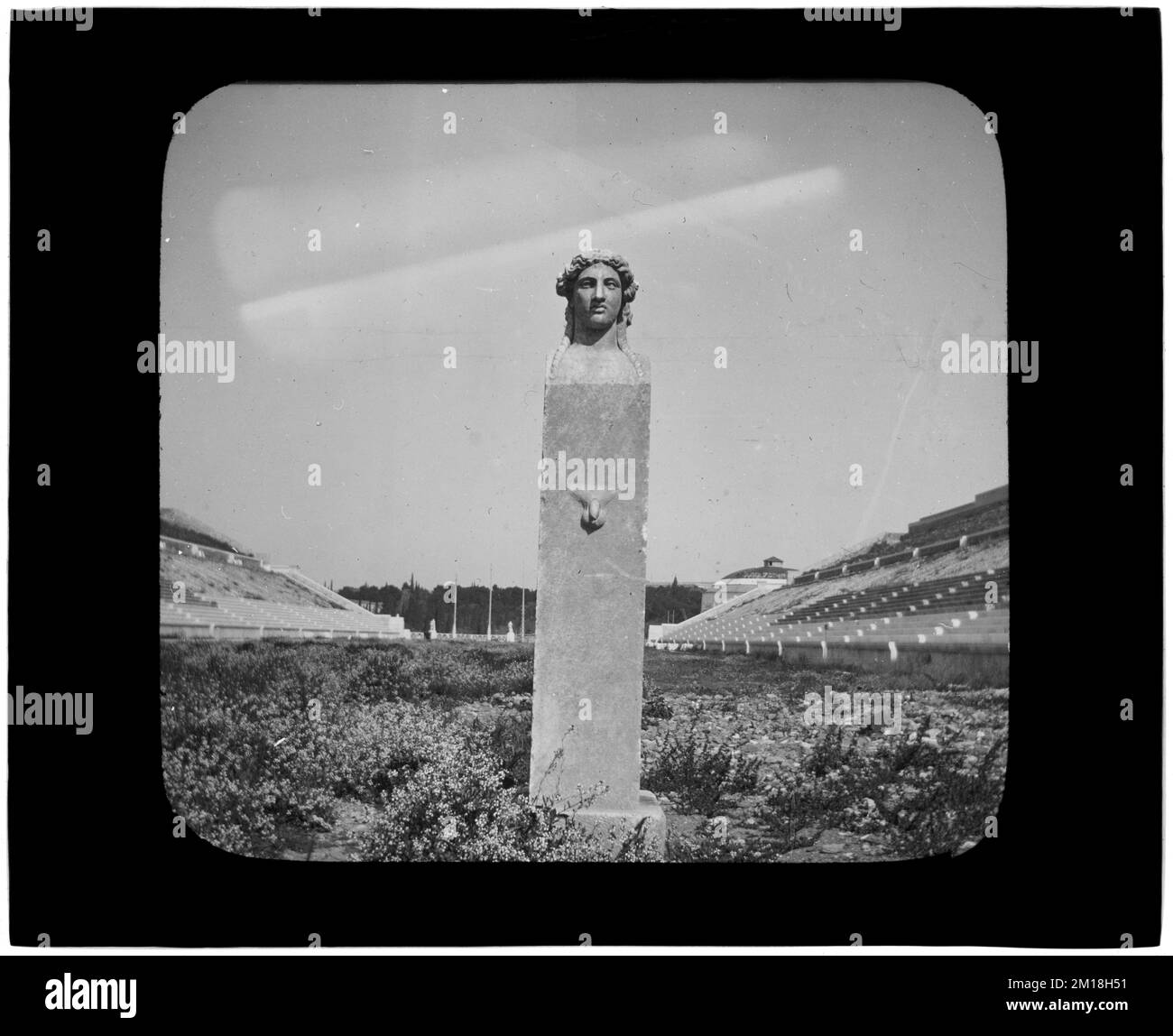 Corso di strada post [?] In the Stadium , stadi, Panathēnaiko Stadio di Atene, Grecia. Collezione Nicholas Catsimpoolas Foto Stock