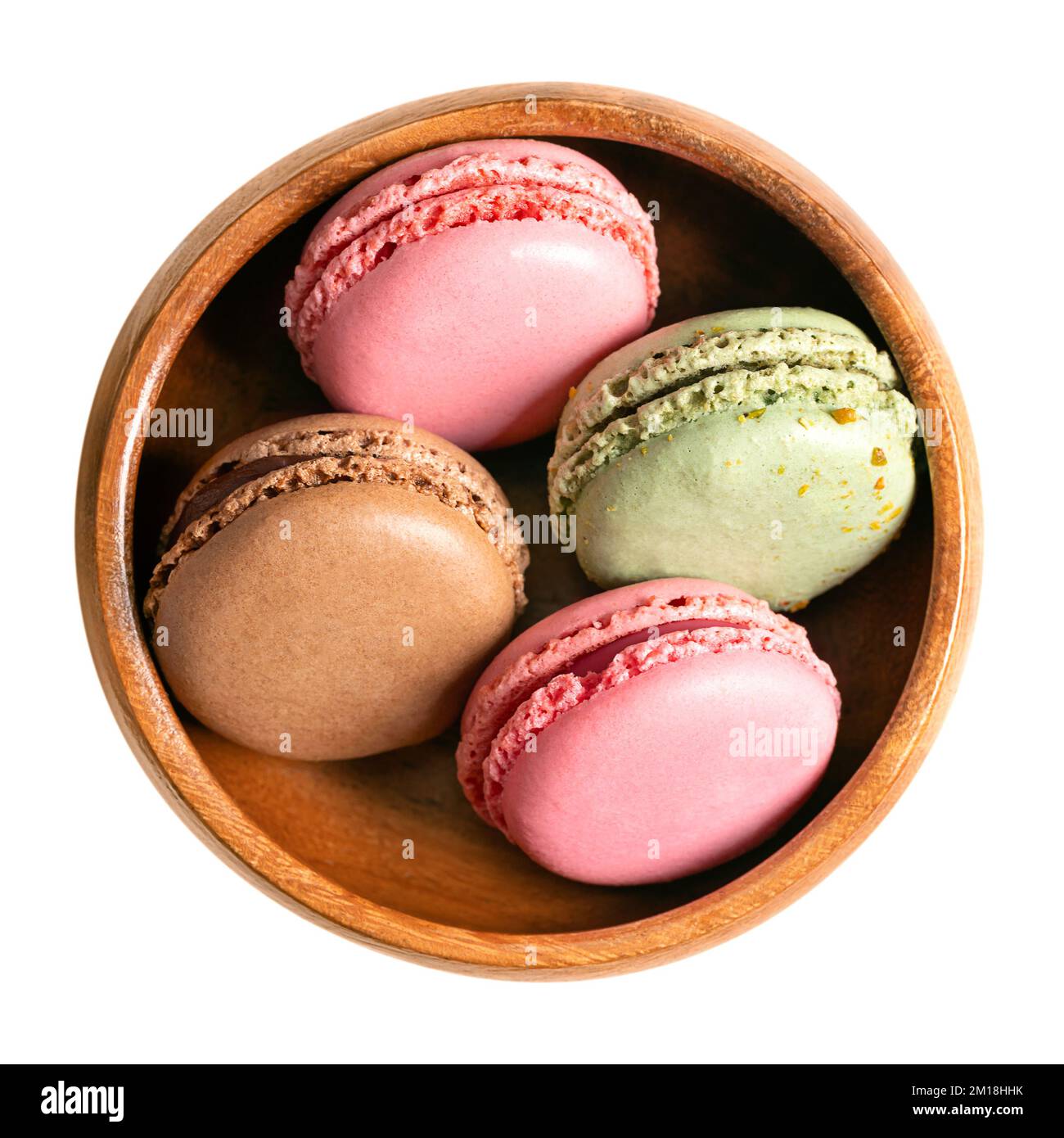 Macaron, macaron francesi in una ciotola di legno. Confezione a base di meringa dolce, stile parigino, realizzata con albume, zucchero, mandorle e coloranti alimentari. Foto Stock