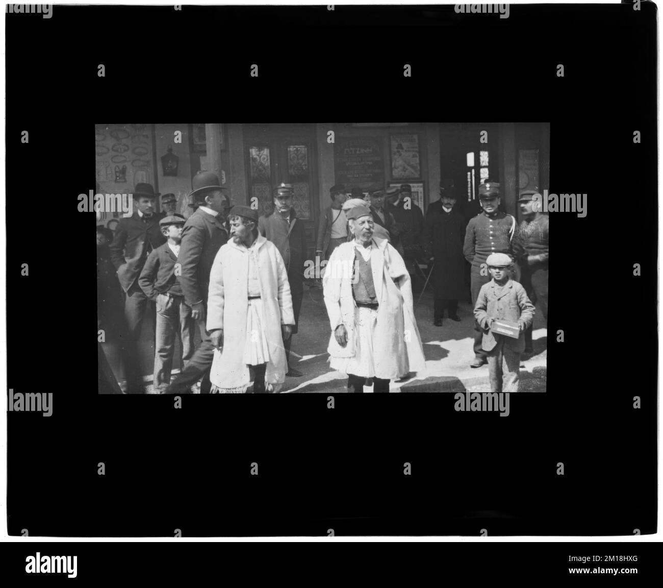 Street scene, probabilmente Atene, Città e paesi, strade, città e vita cittadina. Collezione Nicholas Catsimpoolas Foto Stock