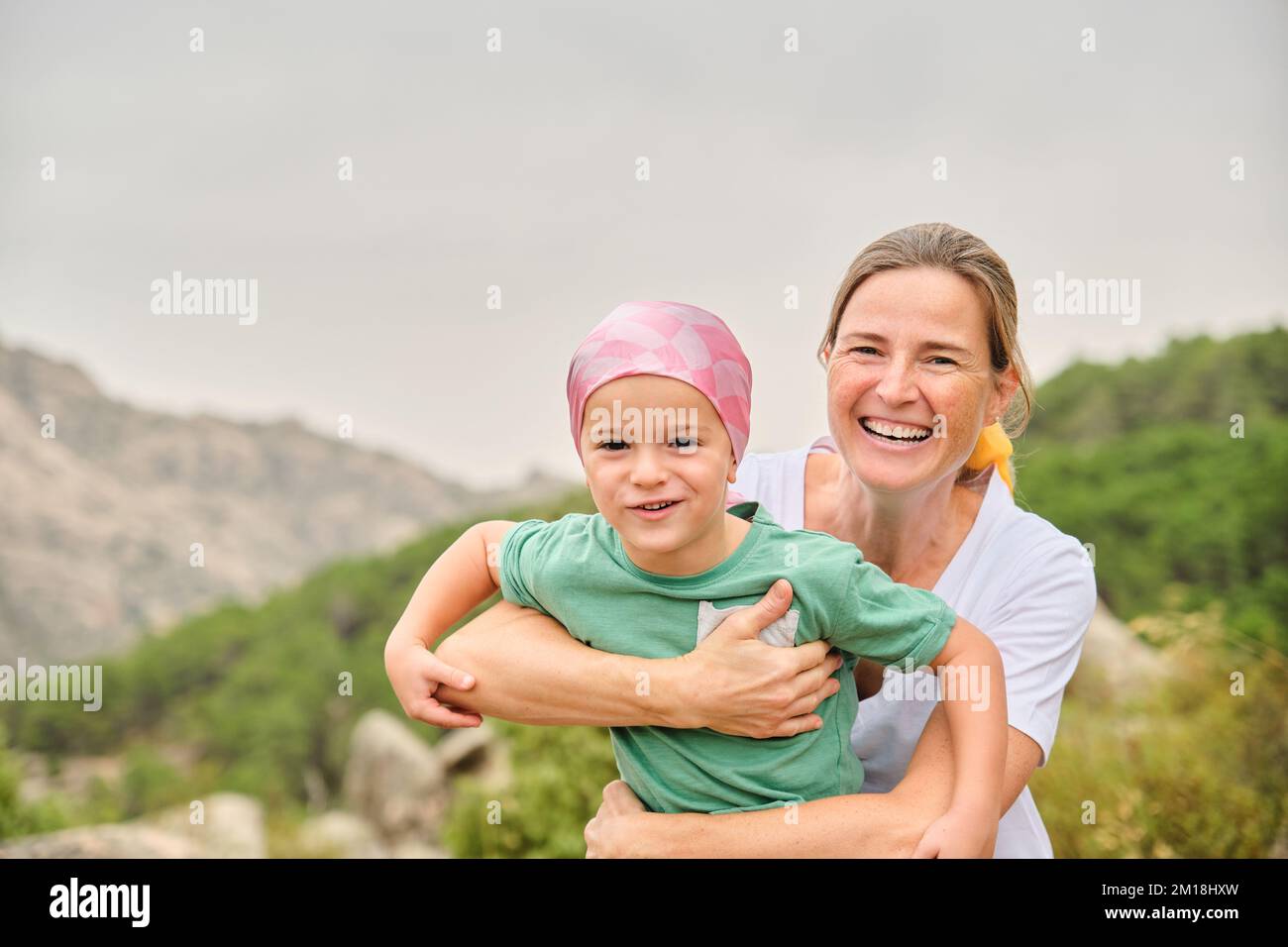 Ritratto di una madre e di un bambino con cancro che si divertono in natura Foto Stock