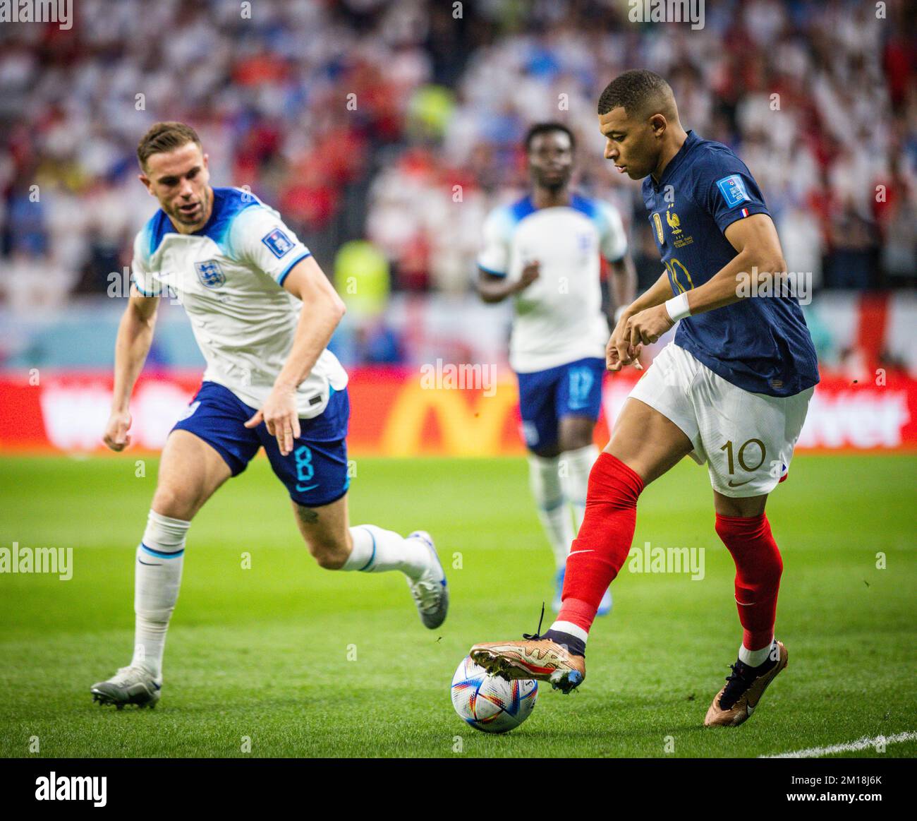 Doha, Qatar. 10th Dec, 2022. Kylian Mbappe (fra), Jordan Henderson (Inghilterra) Inghilterra - Francia Inghilterra - Frankreich World Cup 2022 in Qatar 10.12.2022 Foto Stock