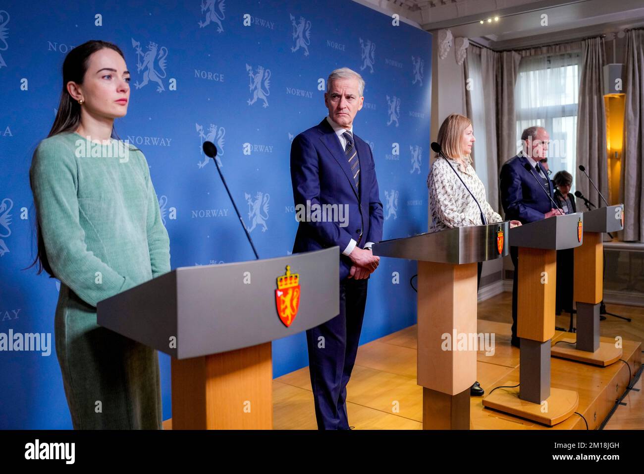 Oslo 20221211.il primo ministro norvegese Jonas Gahr Stoere (partito del lavoro) tiene una conferenza stampa con i vincitori del premio per la pace, dal lato anteriore: Oleksandra Matviytchuk, che rappresenta l'organizzazione Ucraina Center for Civil Liberties (CCL), Natallia Pintsyuk, che rappresenta l'attivista bielorusso per i diritti umani Ales Byaljatski e Jan Raczynskiy, che rappresenta l'organizzazione russa Memorial. L'incontro si svolgerà domenica ad Oslo, presso l'edificio dei rappresentanti del governo. Foto: Javad Parsa / NTB Foto Stock