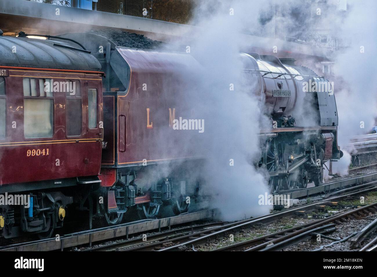 Treno Touring Company's Bath & Bristol Christmas Market Express, presso Victoria Station London.trainato dalla Duchessa di Sutherland LMS locomotiva a vapore Foto Stock