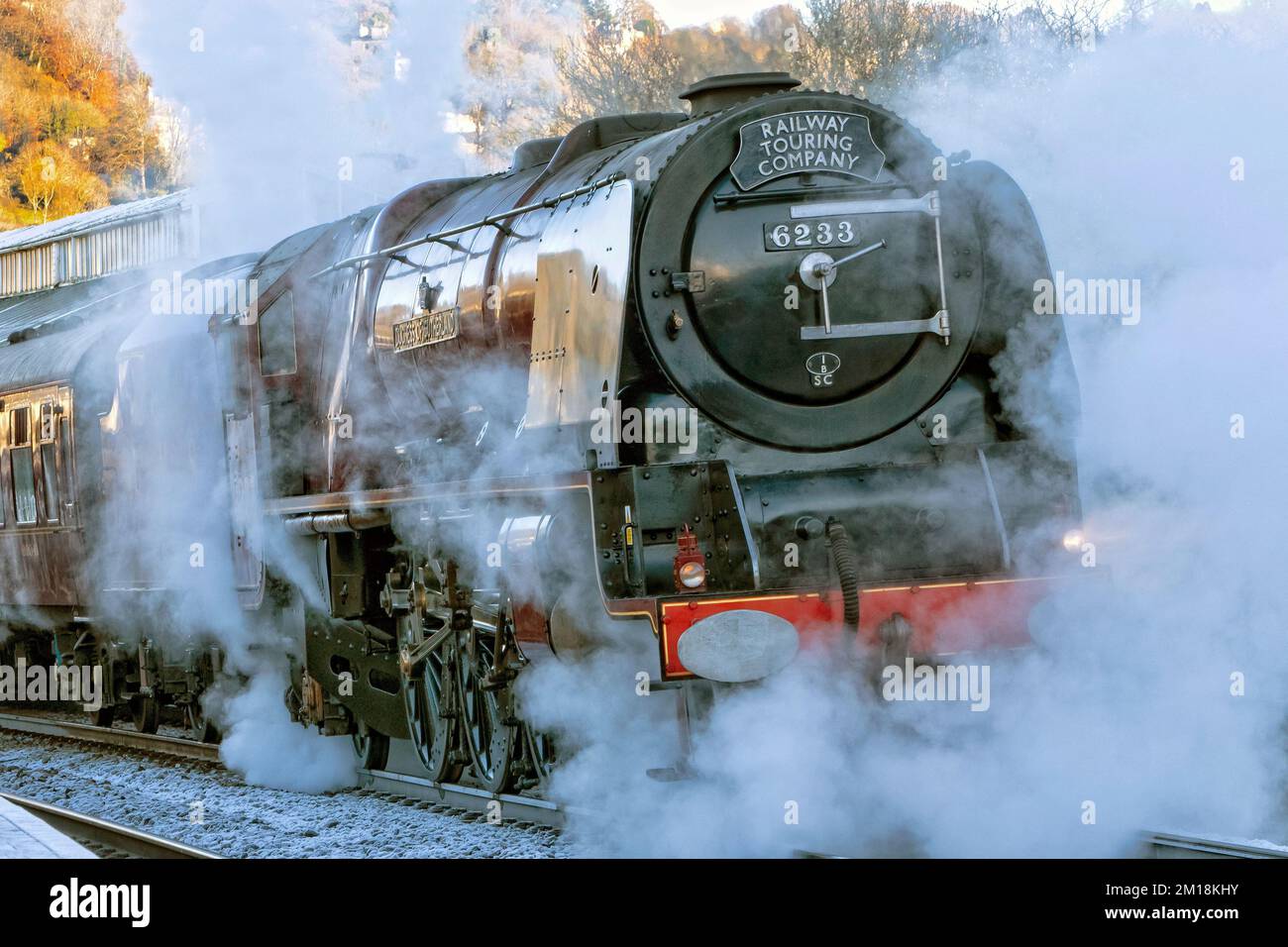 Railway Touring Company's Bath e Bristol Christmas Market Express. Tirato bu 4633 duchessa di Sutherland LMS locomotiva di vapore lasciando Bath Spa Foto Stock