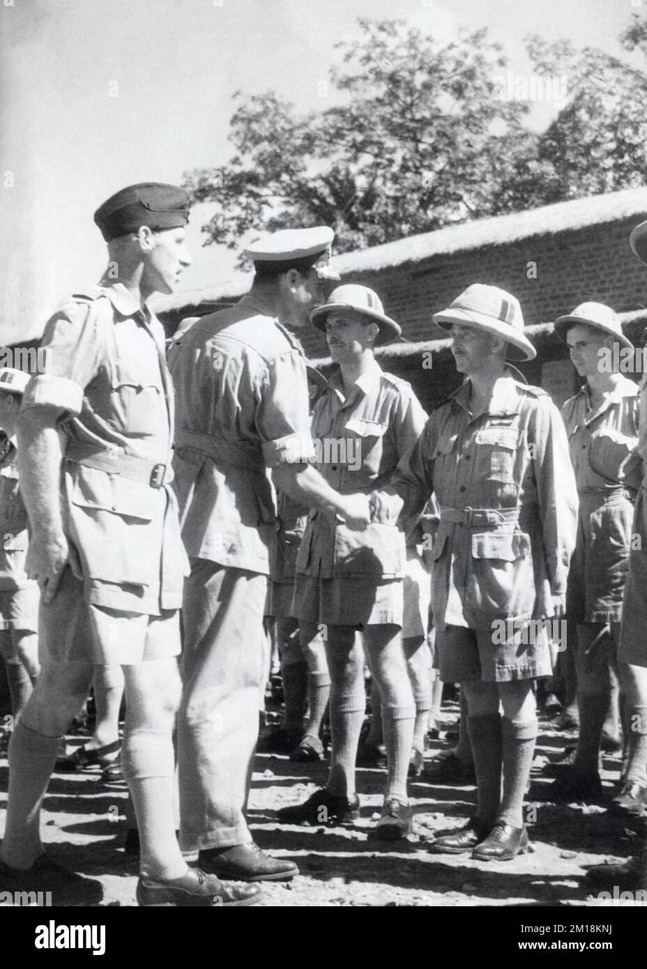 Lord Mountbatten, in qualità di Comandante supremo alleato del comando sud-est asiatico, stringe le mani con un pilota mentre incontra la RAF nella campagna birmana durante la seconda guerra mondiale. Foto Stock