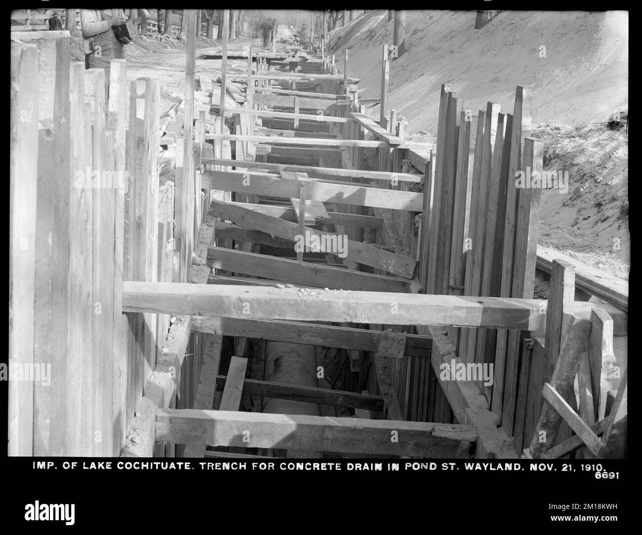 Sudbury Department, Improvement of Lake Cochituate, trincea per lo scarico di calcestruzzo in Pond Street, Wayland, Mass., 21 novembre 1910 , acquedotti, condotti di tubi, cantieri edili Foto Stock