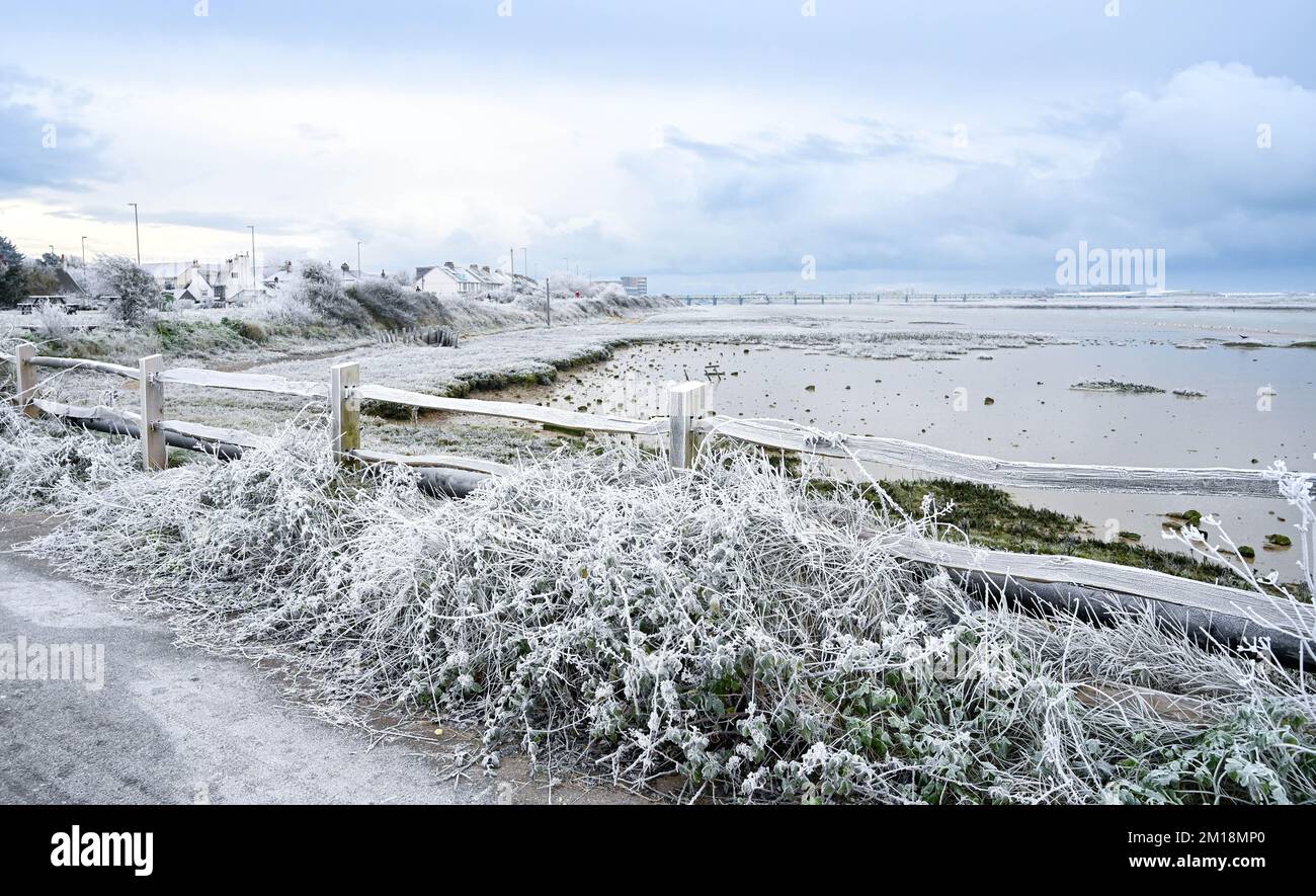Shoreham by SEA UK 11 Dic 2022 - Una brina pesante di mattina presto a Shoreham by Sea in Sussex come il gelo è previsto in tutta la Gran Bretagna per la prossima settimana . Credit Simon Dack / Alamy Live News Foto Stock